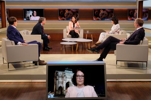 Anne Will diskutiert in ihrer Talkshow mit ihren Gästen über die Coronakrise in Deutschland