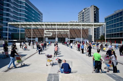 Schlangestehen vor einem Supermarkt in Mailand