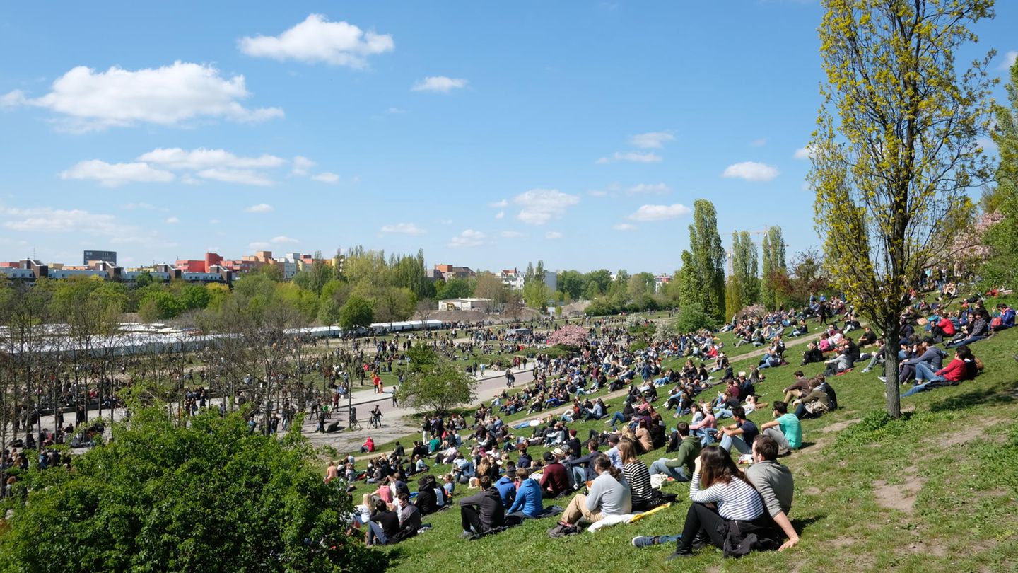 Menschen auf den Wiesen im Berliner Mauerpark