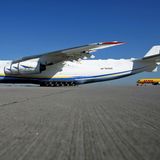 ... wendet am Ende der Piste und rollt zum Standplatz. Der Airport hat eine 24-Stunden-Betriebserlaubnis für Frachtflüge. DHL betreibt seit 2008 am Standort Leizig ihr europäisches Drehkreuz.