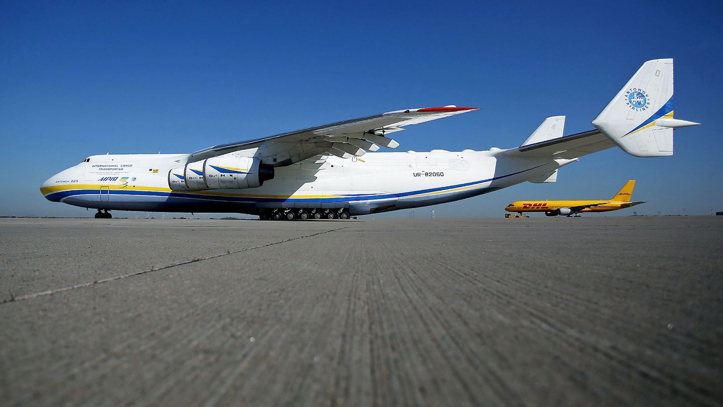 ... wendet am Ende der Piste und rollt zum Standplatz. Der Airport hat eine 24-Stunden-Betriebserlaubnis für Frachtflüge. DHL betreibt seit 2008 am Standort Leizig ihr europäisches Drehkreuz.