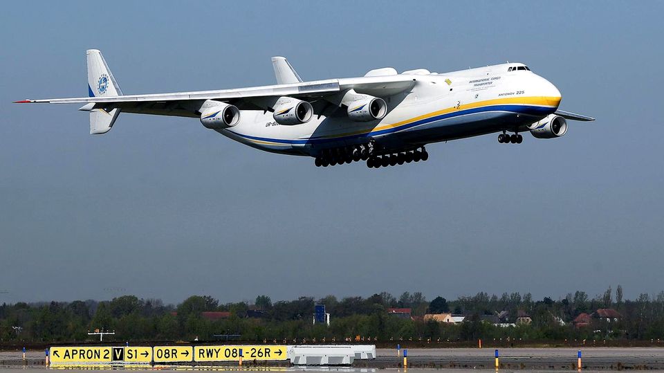 Bild 1 von 13 der Fotostrecke zum Klicken: Im Landanflug auf den Flughafen Leipzig-Halle, die Antonow An-225