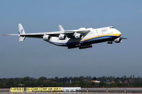 Bild 1 von 13 der Fotostrecke zum Klicken: Im Landanflug auf den Flughafen Leipzig-Halle, die Antonow An-225