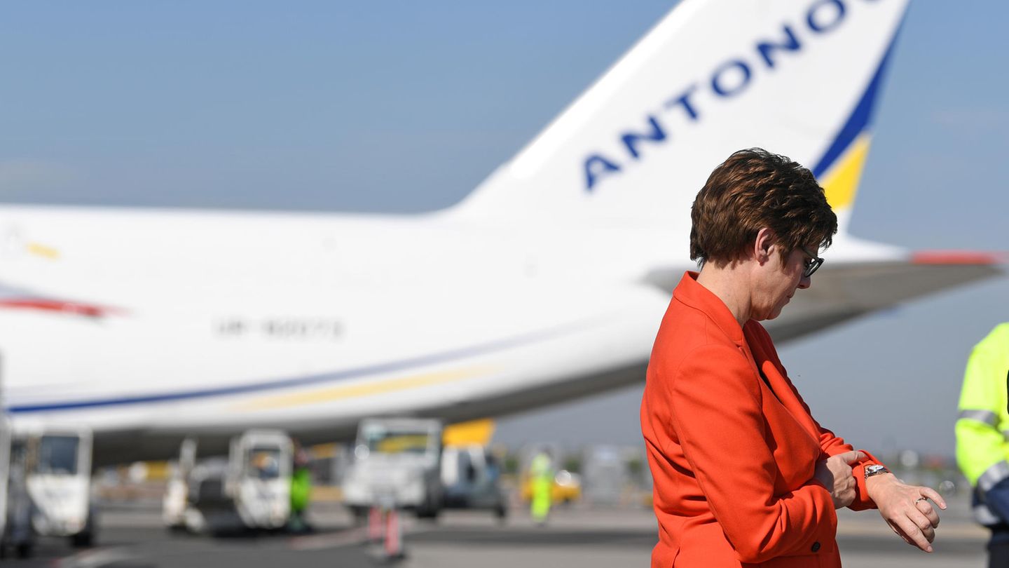 Kurz vor 10 Uhr ein prüfender Blick der Bundesverteidigungsministerin auf die Uhr: Kommt die An-225 auch pünktlich? Im Hintergrund steht eine der beiden Antonow An-125, die auf dem Flughafen Leipzig stationiert sind.