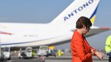 Kurz vor 10 Uhr ein prüfender Blick der Bundesverteidigungsministerin auf die Uhr: Kommt die An-225 auch pünktlich? Im Hintergrund steht eine der beiden Antonow An-125, die auf dem Flughafen Leipzig stationiert sind.