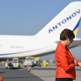 Kurz vor 10 Uhr ein prüfender Blick der Bundesverteidigungsministerin auf die Uhr: Kommt die An-225 auch pünktlich? Im Hintergrund steht eine der beiden Antonow An-125, die auf dem Flughafen Leipzig stationiert sind.