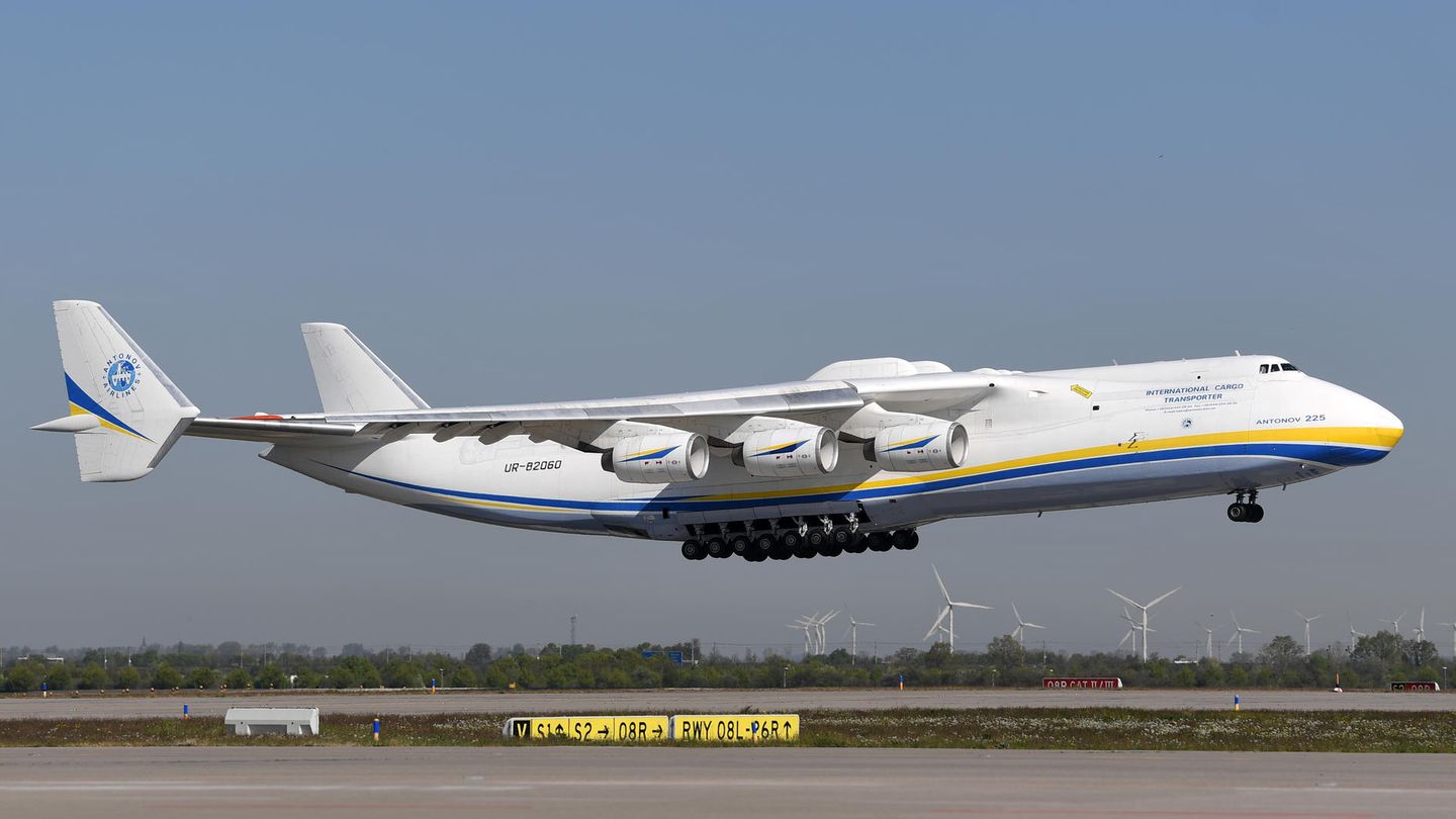 Das größte Flugzeug der Welt war am Sonntag in Tianjin gestartet und in Almaty zwischengelandet