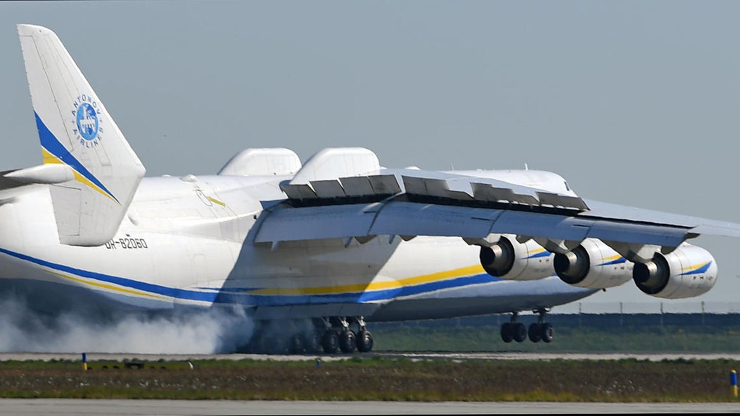 Touchdown auf der Südbahn 08R/26L des Flughafens Leipzig: Die An-225 setzt zuerst mit dem Hauptfahrwerk, bestehend aus sieben Zwillingsradsätze pro Seite, auf...