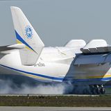 Touchdown auf der Südbahn 08R/26L des Flughafens Leipzig: Die An-225 setzt zuerst mit dem Hauptfahrwerk, bestehend aus sieben Zwillingsradsätze pro Seite, auf...