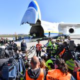 Umringt von der Presse - ohne jeglichen Sicherheitsabstand: Bundesverteidigungsministerin Annegret Kramp-Karrenbauer ist eigens angereist, um das weltgrößte Frachtflugzeug zu begrüßen.