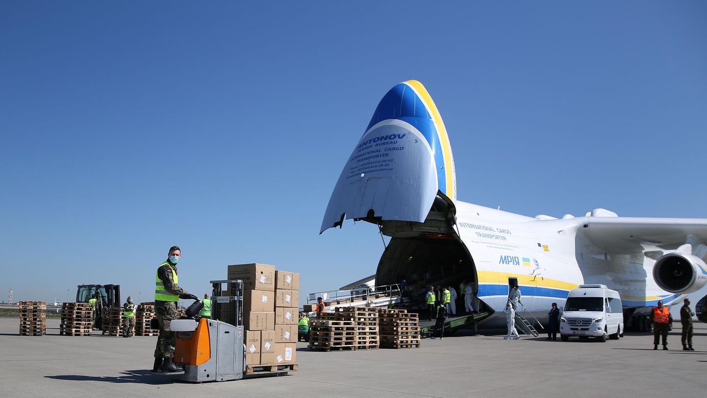 Mitarbeiter der PortGround, ein auf Flugzeug- und Frachtabfertigung spezialisiertes Tochterunternehmen der Mitteldeutschen Flughafen AG, laden die Fracht aus