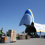 Mitarbeiter der PortGround, ein auf Flugzeug- und Frachtabfertigung spezialisiertes Tochterunternehmen der Mitteldeutschen Flughafen AG, laden die Fracht aus