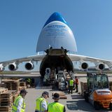 Das Entladung beginnt schon wenige Augenblicke nach der Landung, da das Flugzeug über eine Bugklappe und ausfahrbare Rampe verfügt