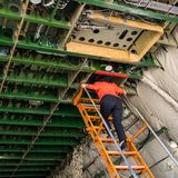 ... und möchte einen Blick ins Cockpit werfen: Annegret Kramp-Karrenbauer auf dem Weg nach oben, in die Kommandozentrale des weltgrößten Frachtfliegers. "Das ist für mich ein ganz besonderer Tag", so die Bundesverteidigungsministerin. Am Dienstag gegen 7 Uhr morgens wird die An-225 wieder abheben.