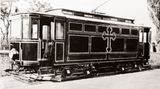 Die Spanische Grippe forderte weltweit Millionen Todesopfer. Um die zahlreichen Leichen transportieren zu können, setzte der Prager Verkehrsbetrieb in den Jahren 1918/1919 zeitweise eine Beerdigungsstraßenbahn ein: die "Schwarze Maria" (Für weitere Fotos klicken Sie bitte auf den Pfeil am rechten Bildrand)