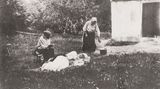 Eine Grippekranke wird von zwei Frauen umsorgt. Diese seltene Ansichtskarte entstand um 1918.