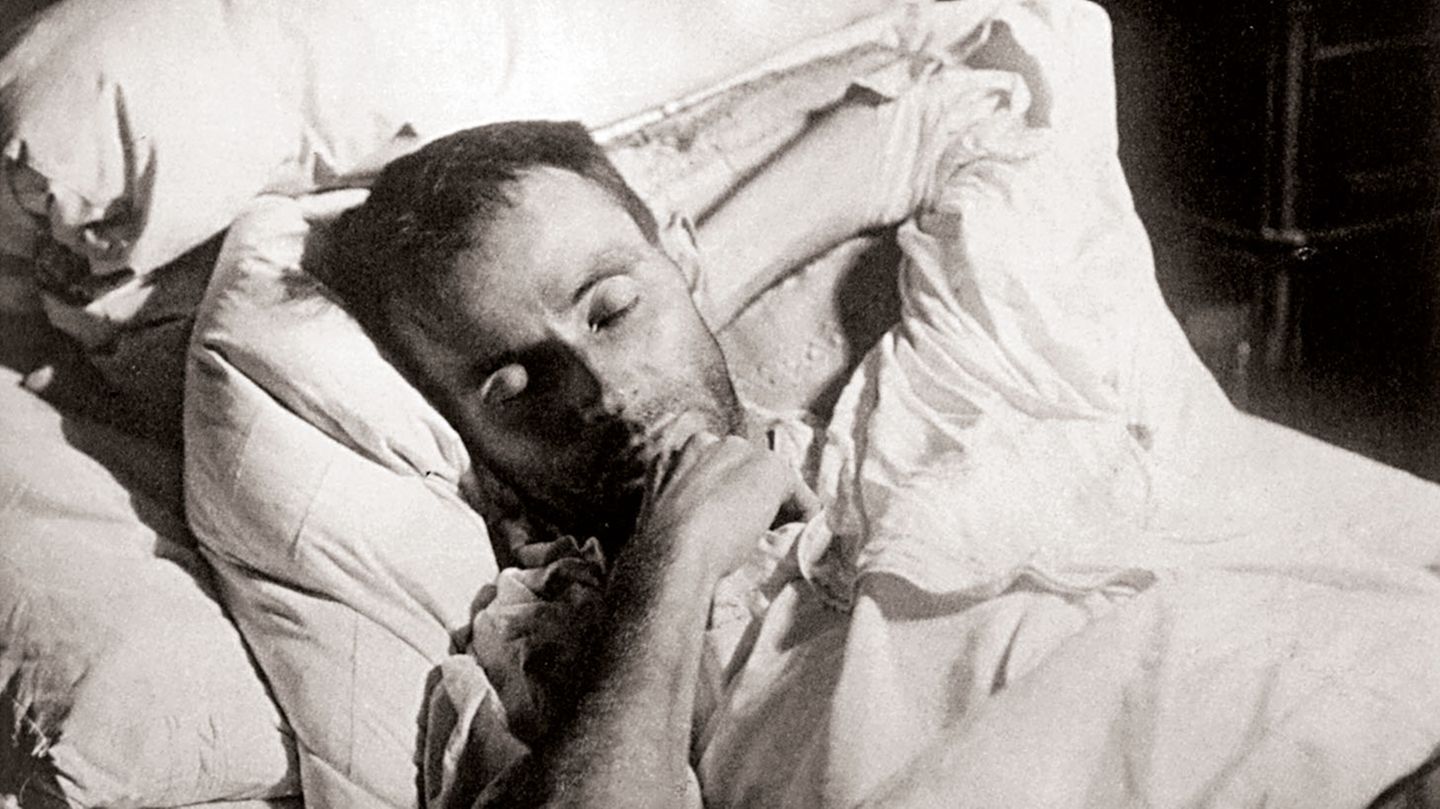 Egon Schiele auf dem Totenbett - wenig später starb der expressionistische Künstler selbst an den Folgen einer Grippe-Erkrankung. Die Aufnahme stammt von Martha Fein, 31. Oktober 1918.