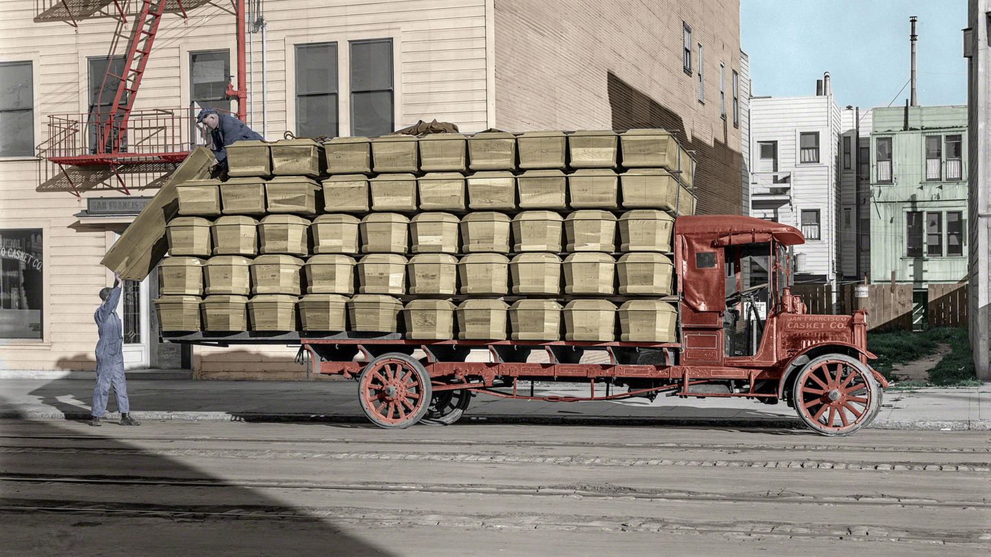 Arbeiter verladen Särge auf einem Lastwagen der Firma Cascet & Co in San Francisco. Das Bild entstand im Jahr 1918.