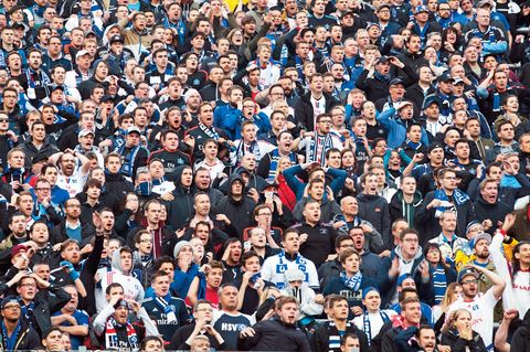 Fans des HSV verfolgen ein Spiel