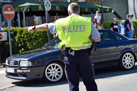 Ein Polizist winkt einen Autofahrer aus dem Verkehr. Ab Dienstag sorgt ein neuer Bußgeldkatalog für neue Regeln und härtere Strafen 