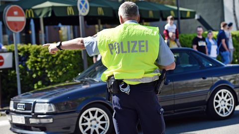 Ein Polizist winkt einen Autofahrer aus dem Verkehr. Ab Dienstag sorgt ein neuer Bußgeldkatalog für neue Regeln und härtere Strafen 
