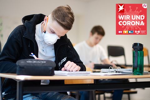 Schüler mit Mundschutz schreibt Abitur