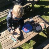 Ein Kind bemalt Steine