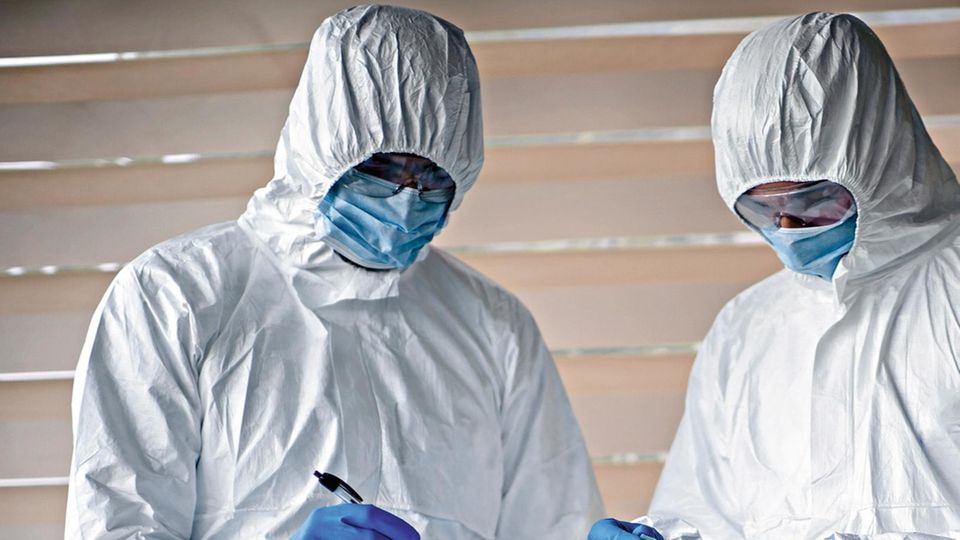 In Schutzkleidung gehüllte Ärzte