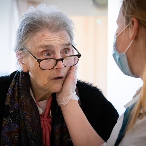 Eine Schwester spendet der ­Bewohnerin eines Pflegeheims Trost
