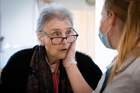 Eine Schwester spendet der ­Bewohnerin eines Pflegeheims Trost