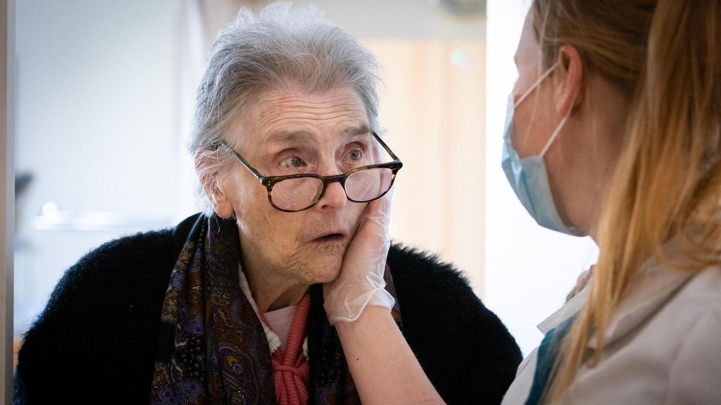 Eine Schwester spendet der ­Bewohnerin eines Pflegeheims Trost