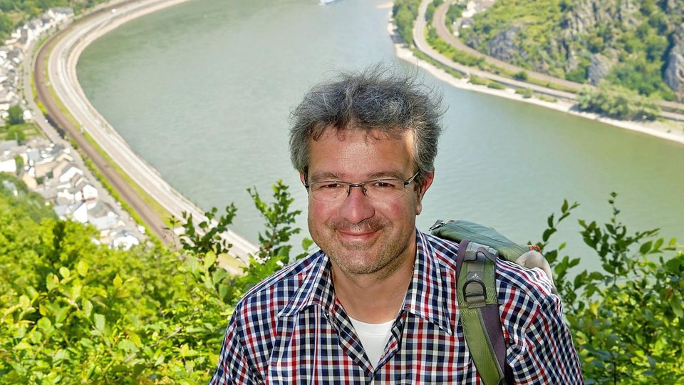 Urlaubsplanung 2020: Der Wanderer und Autor Manuel Andrack auf der Traumschleife Rheingold bei Hirzenach hoch über dem Rheintal Der Wanderer und Autor Manuel Andrack auf der Traumschleife Rheingold bei Hirzenach hoch über dem Rheintal