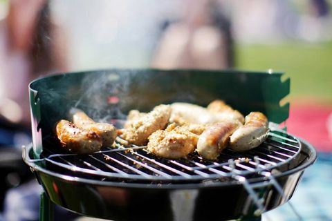 Ein Grill, auf dem Fleisch brutzelt
