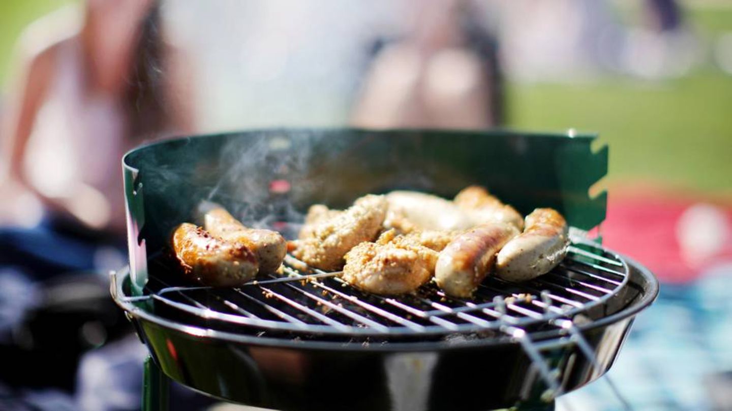 Ein Grill, auf dem Fleisch brutzelt