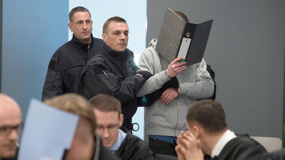 Justin S., Mitglied der "Gruppe Freital" beim Prozess in Dresden.