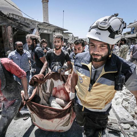In Idlib bergen Helfer die Opfer eines Luftangriffs