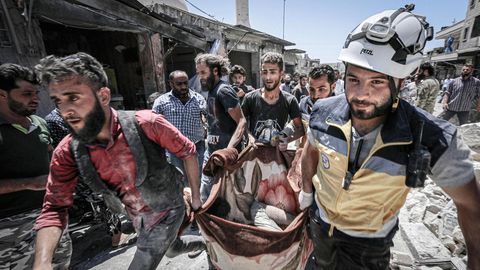 In Idlib bergen Helfer die Opfer eines Luftangriffs
