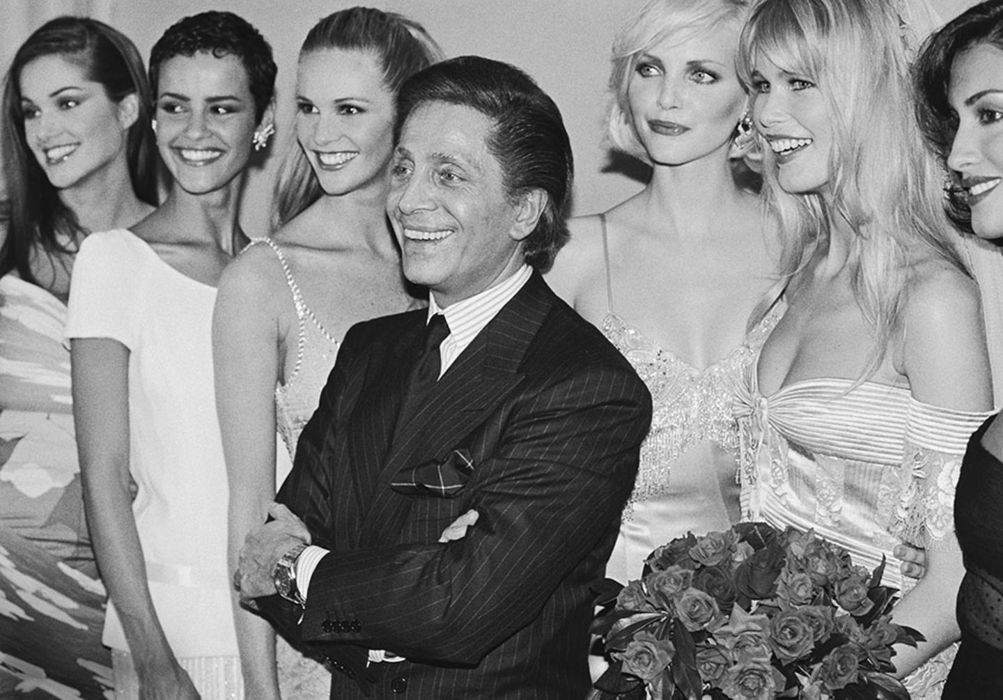 Der Designer Valentino posiert mit seinen Models