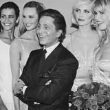 Der Designer Valentino posiert mit seinen Models