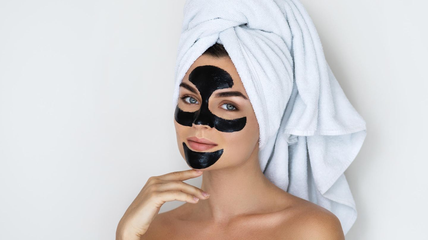 Peel-off-Masken können die Haut von Mitessern und anderen Hautunreinheiten befreien