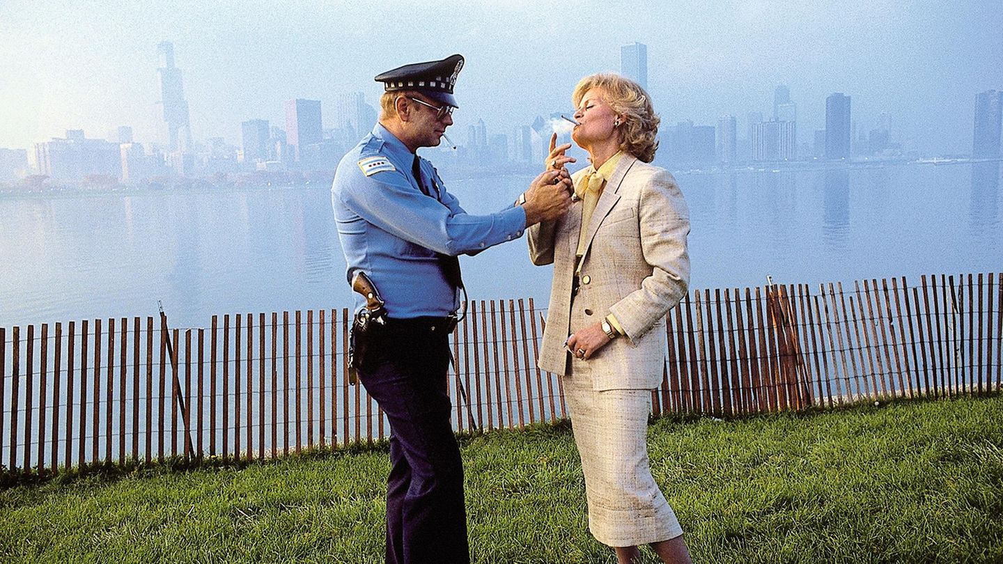 Hannelore Kohl lässt sich von einem Polizisten Feuer geben