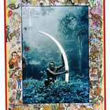 Ein Mann präsentiert den Stoßzahn einer Elefantenkuh