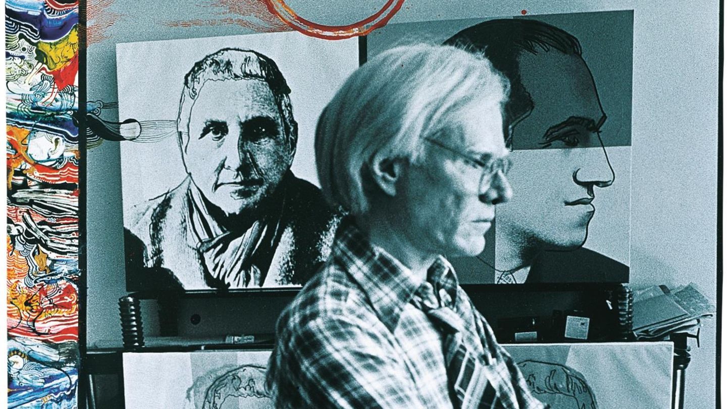 Andy Warhol vor Porträts der Dichterin Gertrude Stein und des Komponisten George Gershwin