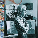 Andy Warhol vor Porträts der Dichterin Gertrude Stein und des Komponisten George Gershwin