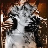 Ein Model zeigt afrikanisch anmutenden Schmuck