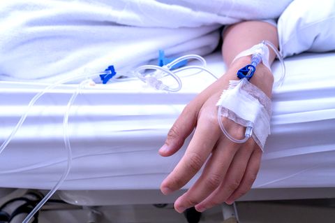 Die Diagnose : Eine Frau hat plötzlich starke Muskelschmerzen. Das hat mit ihrem illegalen Job zu tun