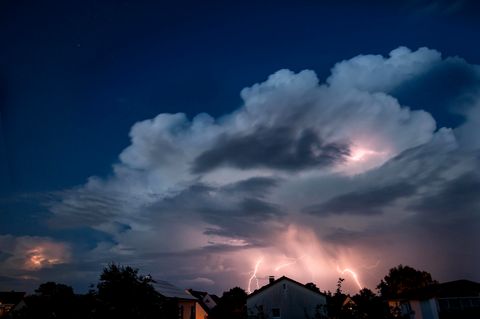 Die Diagnose: Die Frau leidet an Herzschmerzen. Ein Infarkt? Auslöser war ein schweres Unwetter