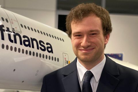 Flugbegleiter Andreas Rückle neben einem Modell einer Boeing 747-8