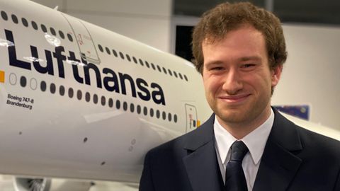 Flugbegleiter Andreas Rückle neben einem Modell einer Boeing 747-8