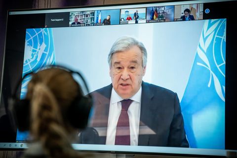 Antonio Guterres, UN-Generalsekretär, ist bei seiner Rede beim Petersberger Klimadialog auf dem Videoschirm zu sehen